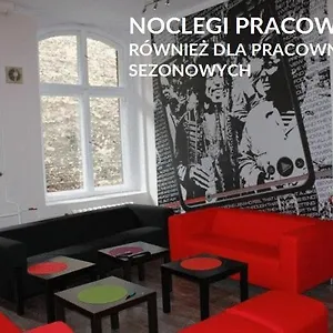 https://la-guitarra-hostel-poznan.poznan-hotels.com
